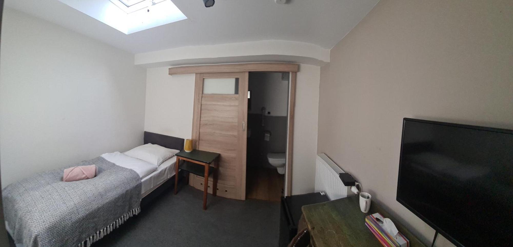 Es8Bar Motel Lozina Eksteriør billede