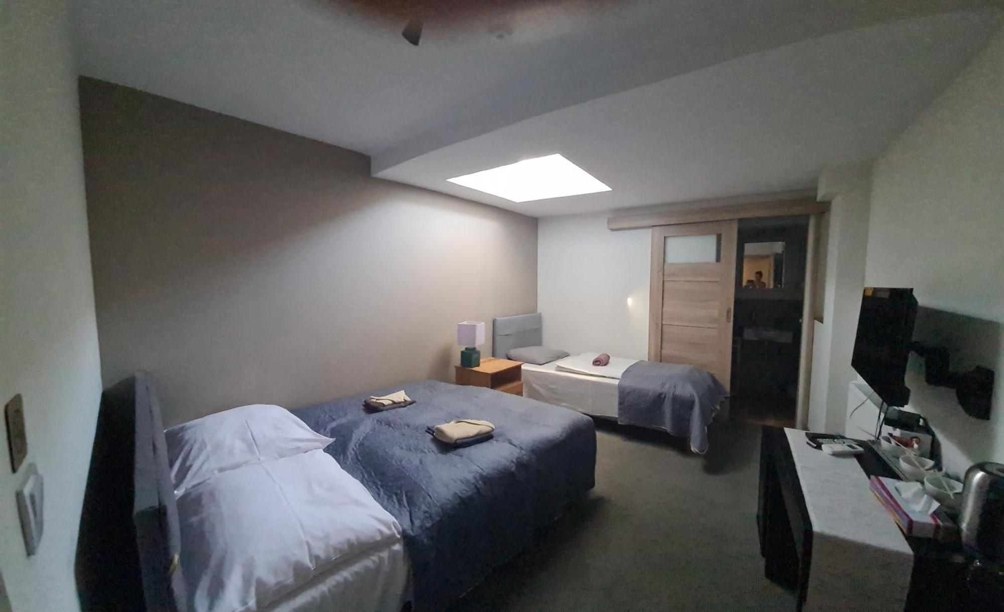 Es8Bar Motel Lozina Eksteriør billede