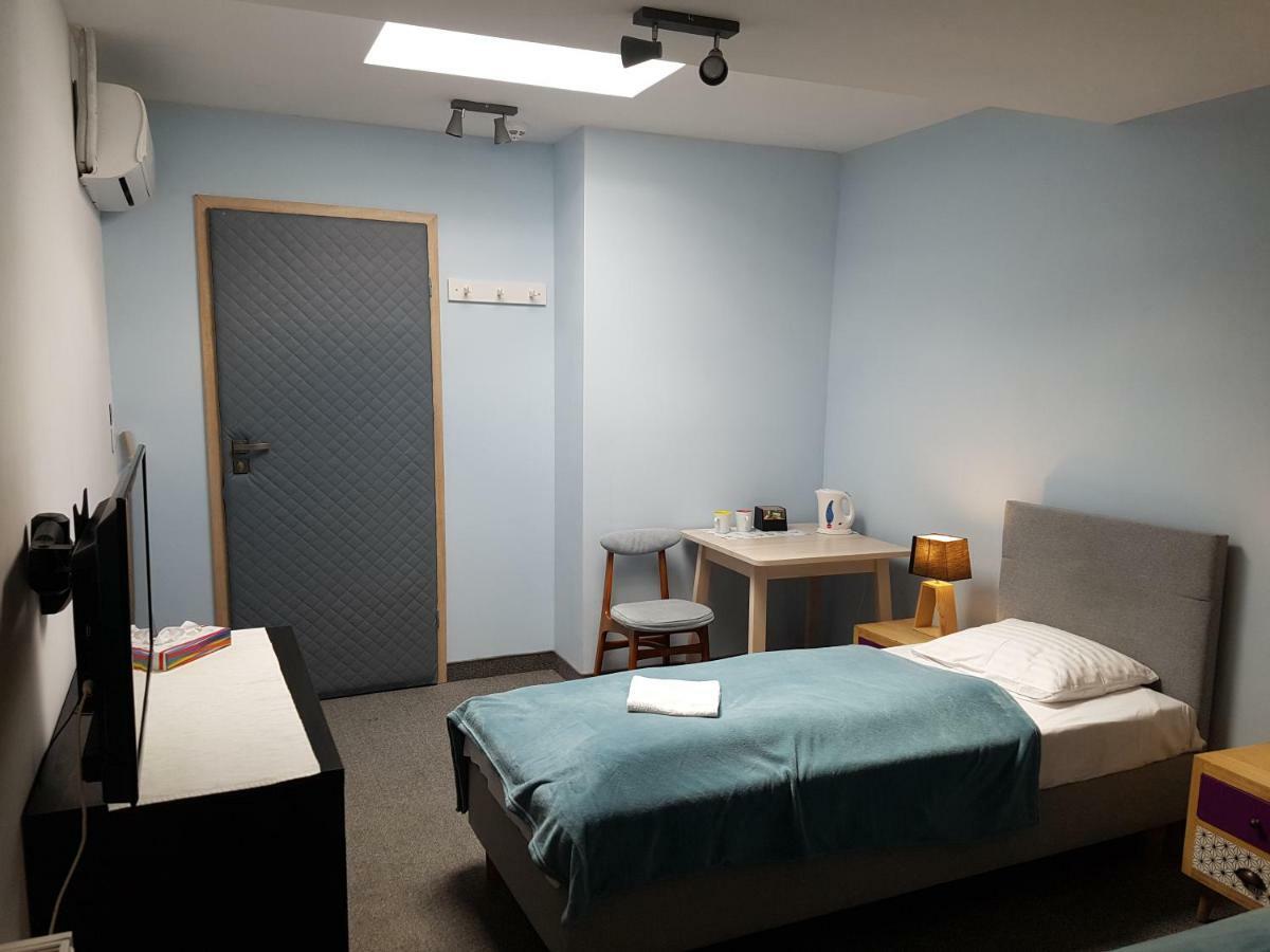 Es8Bar Motel Lozina Eksteriør billede